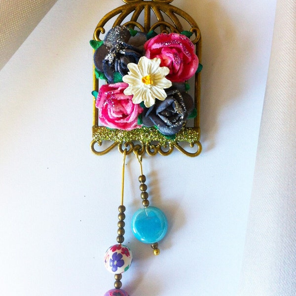 Broche petite cage à oiseaux avec fleurs et perles