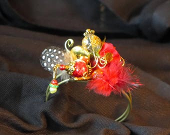 bracelet en laiton avec plumes, perles et tissus ton rouge