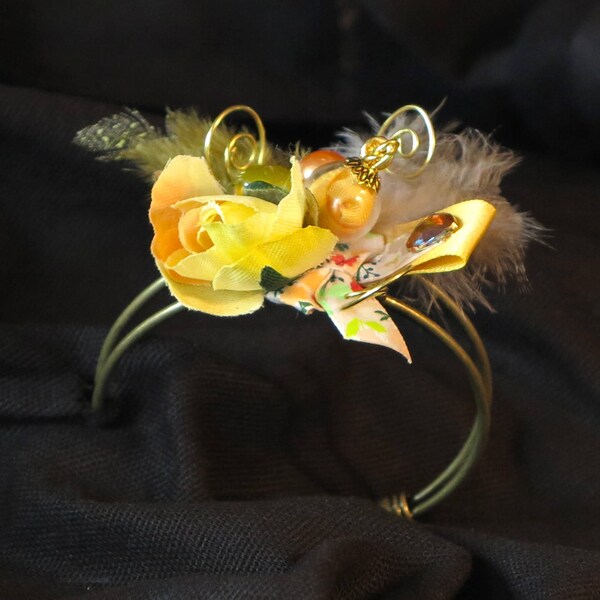 bracelet en laiton avec plumes, perles et tissus ton jaune