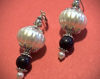 Boucles d'oreilles fantaisie couleurs argent, blanc et noir