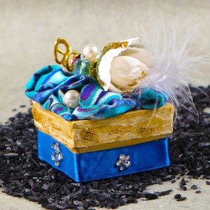 Petite boite décorative carrée en carton, tons bleu et or, décoration extérieure  en tissu coton, fleur blanche , plume