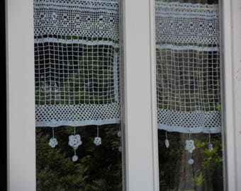 Rideau crochet comme chez Mounette carré version blanc comme neige...