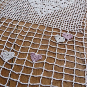 Rideau crochet fait main taille XL le coeur en médaillon et ses touches mauves image 3