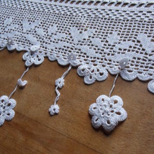 voilage d'autrefois fleurs au crochet d'art  blanc