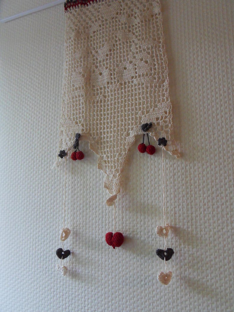 cantonnière cerises rouges et petits coeurs au crochet image 4