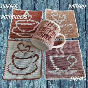 Op de afbeelding: Gehaakte onderzetters en een mok met koffiethema. De vierkante onderzetters hebben koffiekopjes in bruin en crème. De beige mok heeft de tekst "IT'S COFFEE TIME" in bruin. Het woord "PATTERN" is zichtbaar.