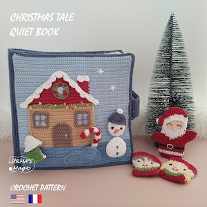 Puede incluir: Un libro tranquilo de ganchillo con temática navideña. La portada presenta una casa con tejado rojo y un muñeco de nieve. También hay un pequeño árbol de Navidad y figuras de ganchillo de Papá Noel y elfos. El texto del libro dice "Christmas Tale Quiet Book".