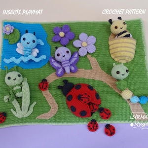 Könnte beinhalten: Gehäkelte Insekten-Spielmatte mit einer blauen Wasserszene, einem lächelnden Insekt, einem lila Schmetterling und einem roten Marienkäfer. Die grüne Matte hat ein Astdesign mit einer Biene in einem Bienenstock und einer Raupe. Der Text "INSECTS PLAYMAT" und "CROCHET PATTERN" sind sichtbar.