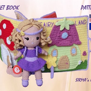 以下が含まれることがあります： 紫色の妖精の人形、キノコ、そして「Fairy Land」と書かれた家が付いた、かぎ針編みの静かな本。本は黄色の背景で、「Quiet Book」と「Pattern」とラベル付けされています。