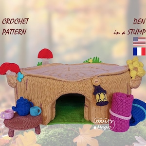 Puede incluir: Patrón de crochet para una casa de juegos "Madriguera en un tocón". El tocón de crochet es marrón con un interior verde y una mesa pequeña con una tetera y tazas. También hay hongos, flores y una linterna de crochet.