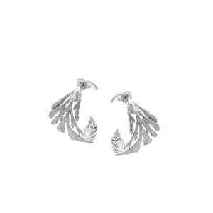 Può includere: Un paio di orecchini a cerchio color argento. Ogni orecchino presenta un design strutturato e dettagliato che ricorda un ramo con foglie e un piccolo elemento a forma di cono. Gli orecchini sono su sfondo bianco.