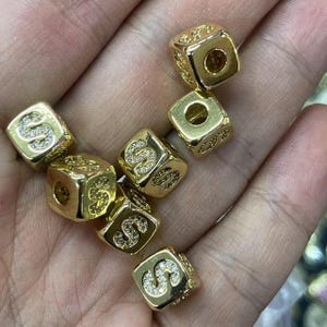 Nuevos accesorios de joyería de oro de 18 quilates con 26 letras, abalorios con iniciales del nombre del alfabeto de la A a la Z con incrustaciones de cobre, accesorios de joyería para pulseras DIY