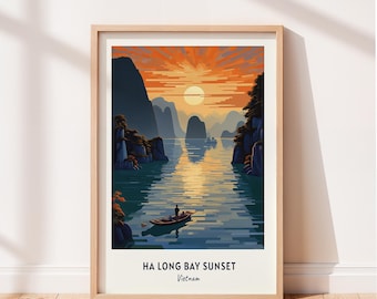 Print van een zonsondergang in Ha Long Bay, Vietnam, met kalkstenen eilanden en een klein bootje als muurdecoratie, kustlandschapposter, printbare digitale download.