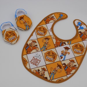 EN VENTE!  Toy Story Baby Bib and Matching Shoes, Crib Shoes, Bootees, Mocassins, Newborn Gift, Woody