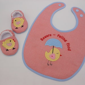 EN VENTE!  Rose artisanal, Bleu, Baby Bib - Chaussures de bébé assorties, Chaussures de berceau, Mocassins, Cadeau nouveau-né, Bootees. Oiseau brodé, idée de cadeau