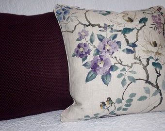 Cubierta de cojín de dispersión Sanderson de 19" con respaldo de terciopelo de gofre Malabar en pum rico.