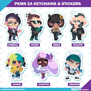 Peut inclure: Ensemble de porte-clés et d'autocollants colorés avec des personnages stylisés. Chaque porte-clés présente un personnage unique avec une étiquette de nom. Le texte "PKMN ZA KEYCHAINS & STICKERS" est en haut. Le site web et les réseaux sociaux du vendeur sont en bas.
