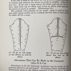 Puede incluir: Una p&aacute;gina de un libro de instrucciones de costura con dos dibujos lineales en blanco y negro de patrones de manga etiquetados 23 y 24. Los diagramas muestran l&iacute;neas de corte verticales y horizontales con c&iacute;rculos para el ajuste.
