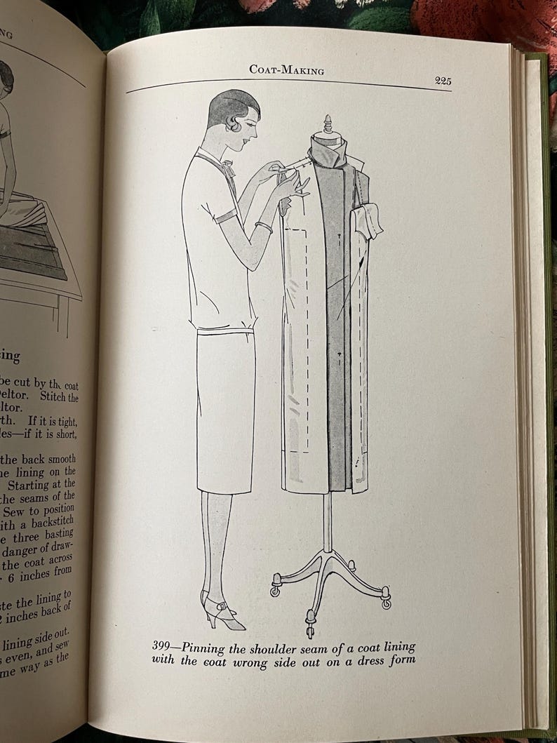 Puede incluir: Un dibujo de l&iacute;nea en blanco y negro de una p&aacute;gina de libro titulada Coat-Making, p&aacute;gina 225. Representa a una persona prendiendo con alfileres la costura del hombro de un forro de abrigo en un maniqu&iacute;. El texto debajo de la ilustraci&oacute;n dice 399-Pinning the shoulder seam of a coat lining with the coat wrong side out on a dress form.