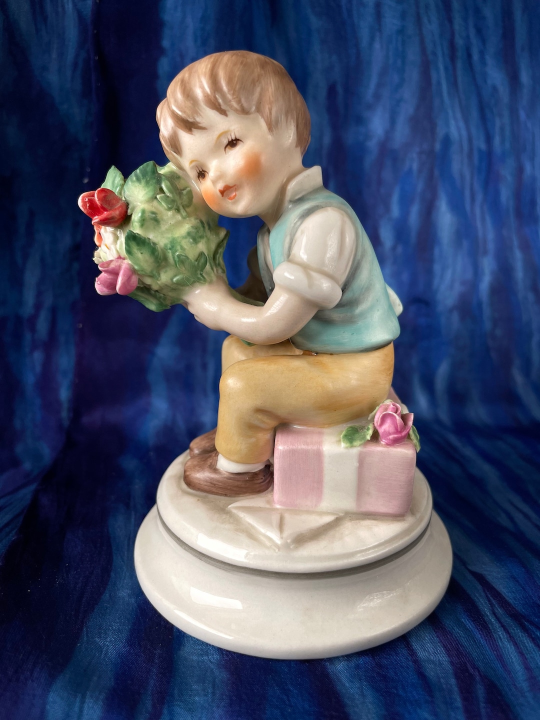 Goebel country Lad Figurine, Blumenkinder, Lore, Little Boy, Flowers