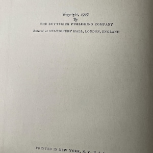 Puede incluir: Una p&aacute;gina de texto con el siguiente contenido impreso: Copyright, 1927 By THE BUTTERICK PUBLISHING COMPANY Entered at STATIONERS' HALL, LONDON, ENGLAND y en la parte inferior de la p&aacute;gina, PRINTED IN NEW YORK, N. Y., U. S. A.