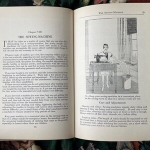 Puede incluir: Una p&aacute;gina de libro abierta titulada Chapter VIII THE SEWING-MACHINE, con texto negro sobre papel blanco y un dibujo lineal en blanco y negro de una persona usando una m&aacute;quina de coser sobre una mesa, con un cubo al lado y texto instructivo.