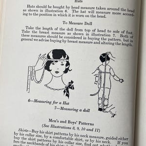 Puede incluir: Una p&aacute;gina de un libro de instrucciones antiguo con dibujos lineales en blanco y negro. El texto incluye instrucciones para medir una cabeza para un sombrero y una mu&ntilde;eca para ropa. Dos ilustraciones muestran el uso de una cinta m&eacute;trica.