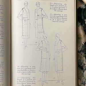 Puede incluir: Una p&aacute;gina de un libro titulada Making Alterations, p&aacute;gina 29, con dibujos lineales en blanco y negro de cuatro figuras que demuestran ajustes de prendas. El texto incluye instrucciones para ajustar patrones seg&uacute;n la estatura.