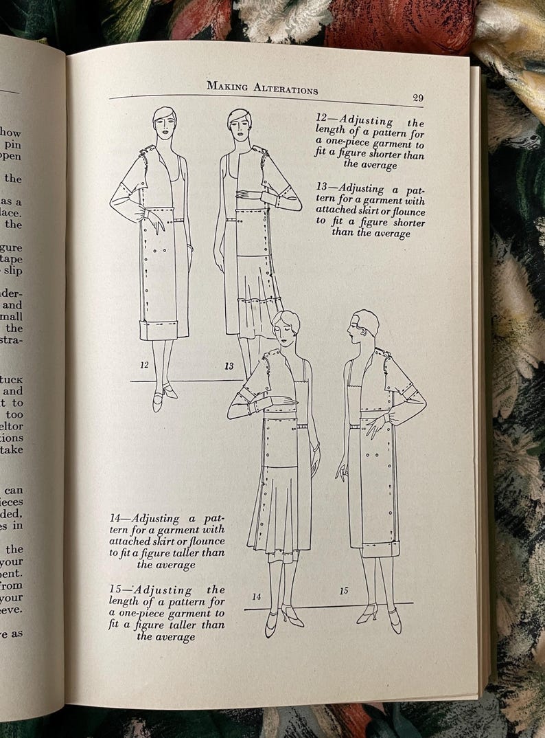 Puede incluir: Una p&aacute;gina de un libro titulada Making Alterations, p&aacute;gina 29, con dibujos lineales en blanco y negro de cuatro figuras que demuestran ajustes de prendas. El texto incluye instrucciones para ajustar patrones seg&uacute;n la estatura.