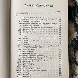 Puede incluir: Una p&aacute;gina de un libro titulada TABLE OF CONTENTS, que enumera los cap&iacute;tulos del I al XXXI relacionados con t&eacute;cnicas de costura y confecci&oacute;n. El texto est&aacute; impreso en tinta negra sobre papel color crema, detallando temas desde patrones hasta remodelaci&oacute;n.