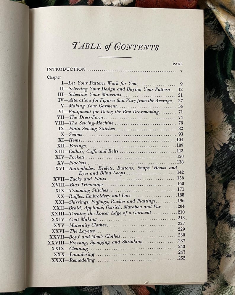 Puede incluir: Una p&aacute;gina de un libro titulada TABLE OF CONTENTS, que enumera los cap&iacute;tulos del I al XXXI relacionados con t&eacute;cnicas de costura y confecci&oacute;n. El texto est&aacute; impreso en tinta negra sobre papel color crema, detallando temas desde patrones hasta remodelaci&oacute;n.