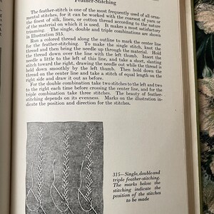 Puede incluir: Una p&aacute;gina de un libro titulada Trimming Stitches, p&aacute;gina 183, con texto sobre el punto de pluma y una ilustraci&oacute;n en blanco y negro numerada 315 que muestra t&eacute;cnicas de punto de pluma simple, doble y triple con agujas e hilo.