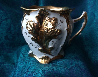 Delicada copa con pie de estilo rococó con motivo de hojas de acanto en oro y blanco, mango en forma de "ramita", forro dorado