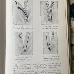 Puede incluir: Una p&aacute;gina de un libro de costura titulada Plackets, p&aacute;gina 139, que presenta cuatro diagramas en blanco y negro etiquetados como 214, 215, 216 y 217. Las ilustraciones muestran varias t&eacute;cnicas de construcci&oacute;n de aberturas, incluyendo vistas interiores y tapetas continuas, acompa&ntilde;adas de texto instructivo debajo de los diagramas.