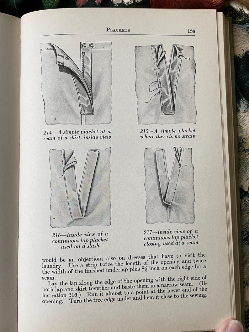 Puede incluir: Una p&aacute;gina de un libro de costura titulada Plackets, p&aacute;gina 139, que presenta cuatro diagramas en blanco y negro etiquetados como 214, 215, 216 y 217. Las ilustraciones muestran varias t&eacute;cnicas de construcci&oacute;n de aberturas, incluyendo vistas interiores y tapetas continuas, acompa&ntilde;adas de texto instructivo debajo de los diagramas.