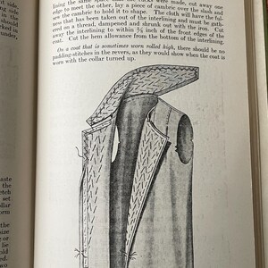 Puede incluir: Una p&aacute;gina de un libro titulada Coat-Making, p&aacute;gina 215, que presenta un dibujo lineal en blanco y negro etiquetado 374-A strictly tailored coat showing padding-stitches and tailors' tacks with taping on the edge of the interlining, con instrucciones.