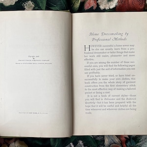 Puede incluir: Un libro antiguo abierto titulado Home Dressmaking by Professional Methods. La p&aacute;gina izquierda muestra informaci&oacute;n de copyright de 1929 de The Butterick Publishing Company. La p&aacute;gina derecha contiene texto introductorio sobre t&eacute;cnicas de costura.