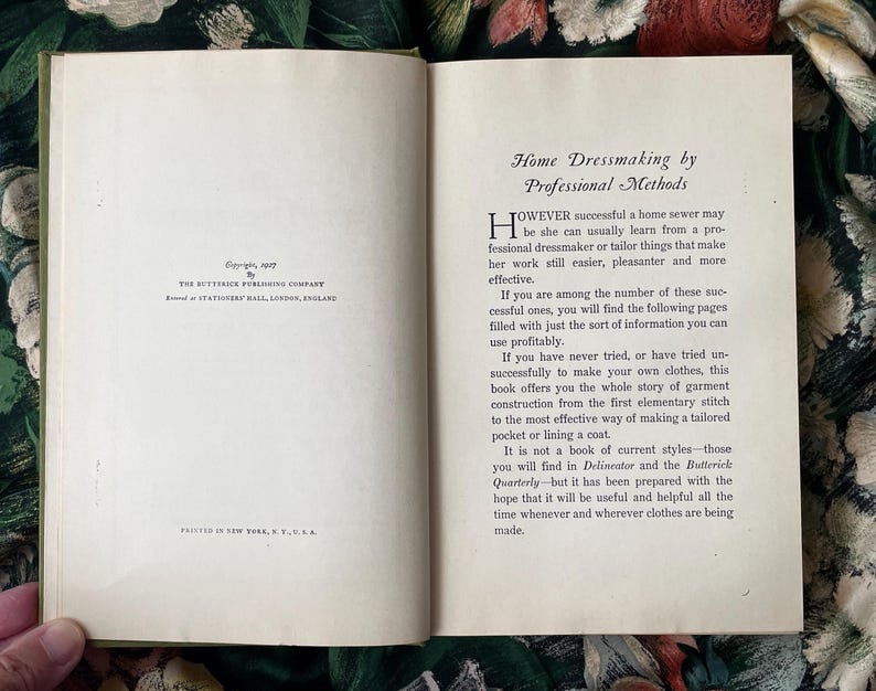 Puede incluir: Un libro antiguo abierto titulado Home Dressmaking by Professional Methods. La p&aacute;gina izquierda muestra informaci&oacute;n de copyright de 1929 de The Butterick Publishing Company. La p&aacute;gina derecha contiene texto introductorio sobre t&eacute;cnicas de costura.