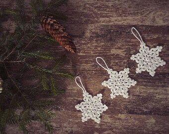 Six small white crochet snowflakes/Winter wedding favor/hanging snowflakes/crochet Christmas decor/winter decor/tree ornaments/gift in box