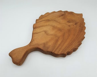 A folha de madeira deu forma à placa da bandeja do serviço do queijo/charcutaria da placa de desbastamento