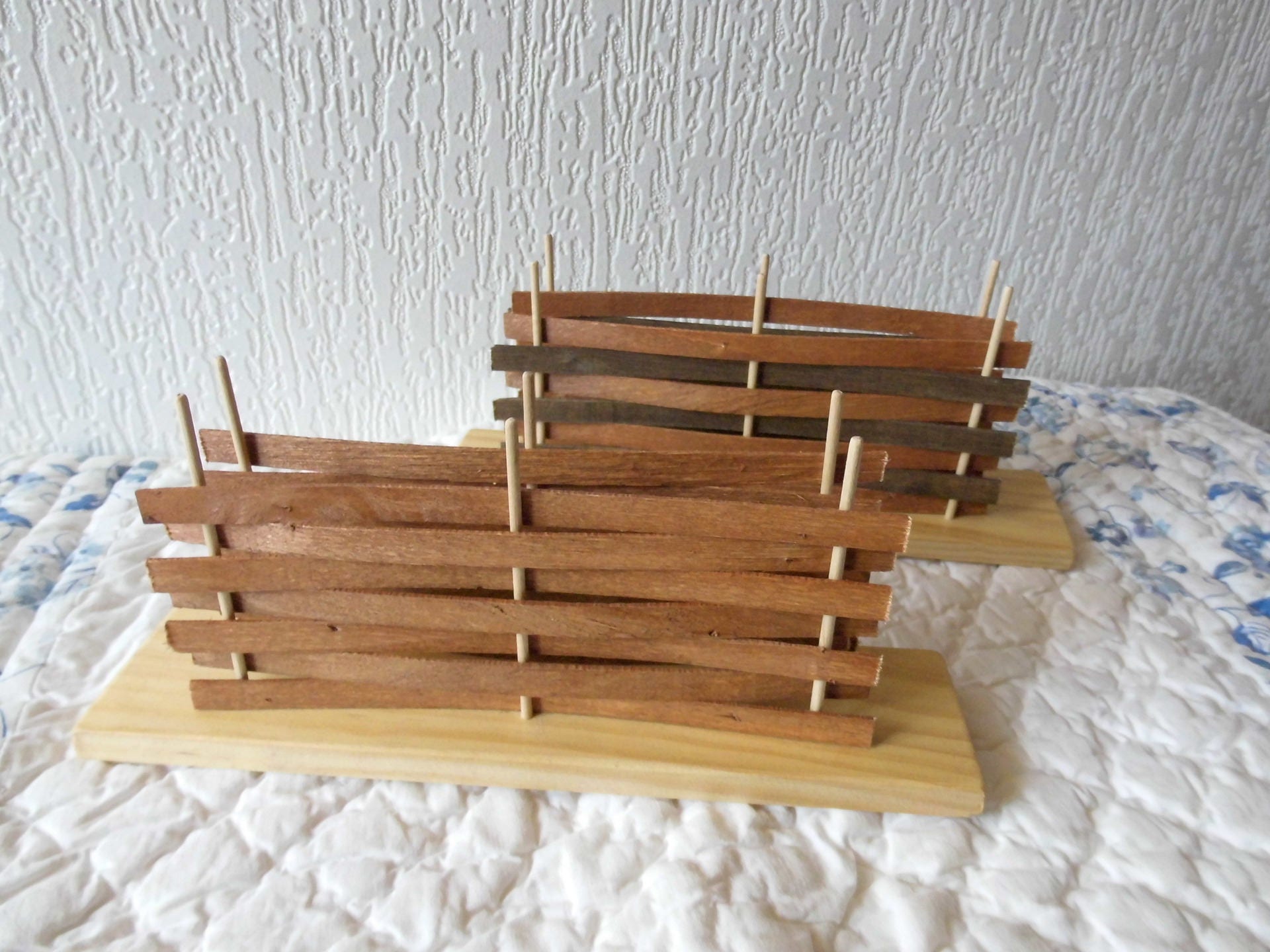 Porte-Courrier en Lamelles de Bois