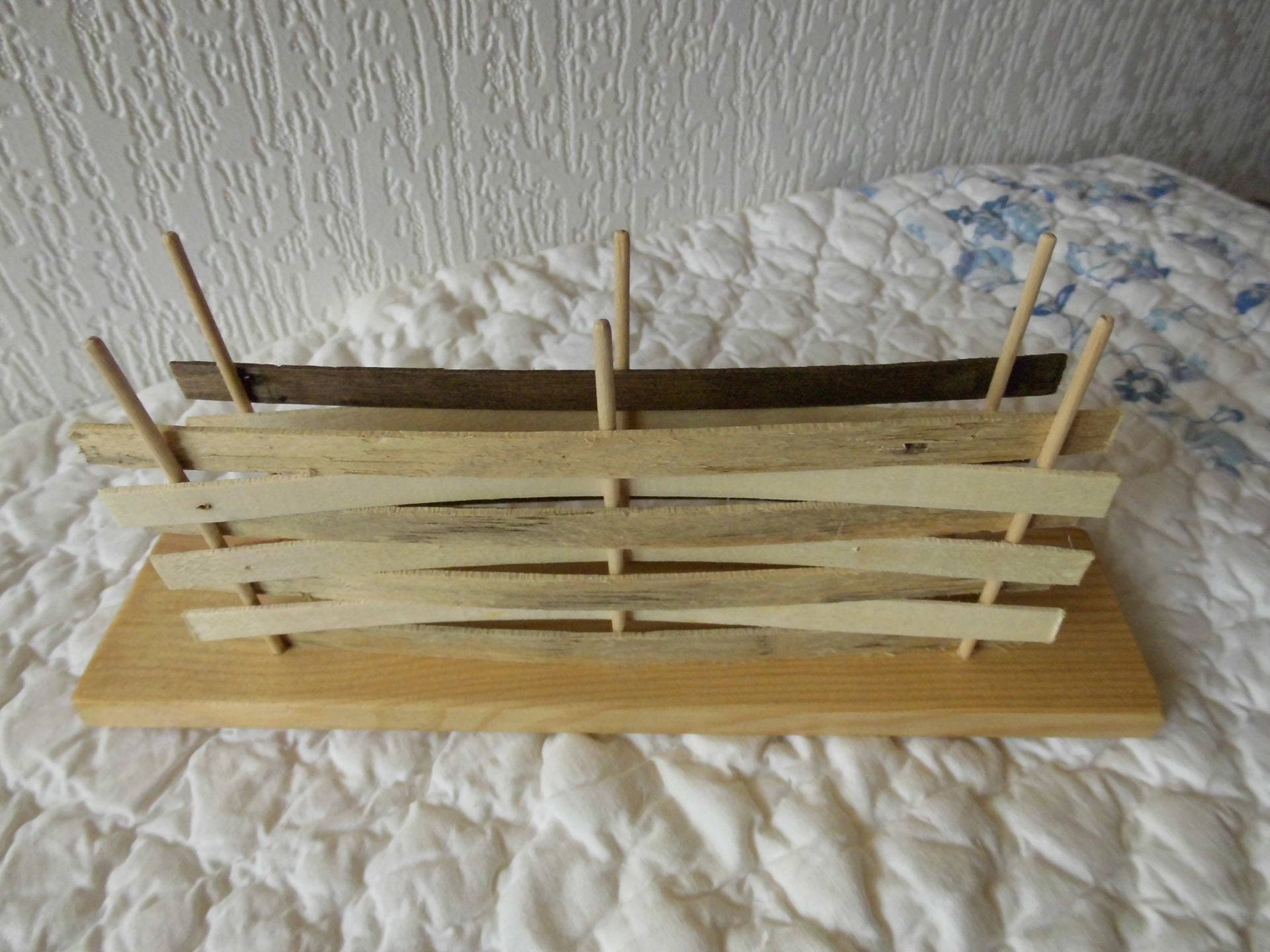 Porte-Courrier en Lamelles de Bois