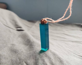 Blue Pendant with Bead | Epoxidharzanhänger handgefertigt