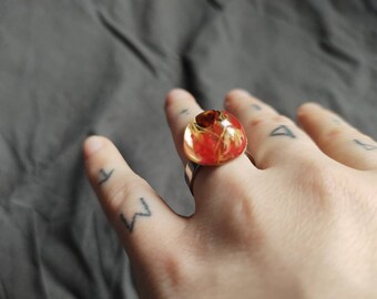 Verstellbarer Epoxidharzring mit echtem Pflanzenmaterial – Red Forest Blossom Ring – Natur Schmuck Geschenk Damen