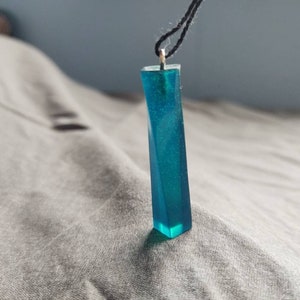 Curved Blue Pendant | Epoxidharzanhänger handgefertigt image 3