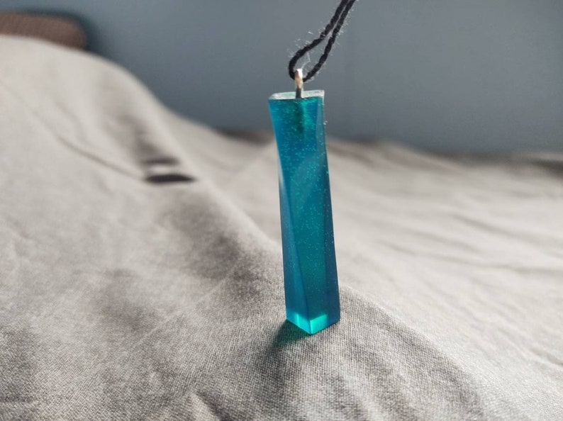 Curved Blue Pendant | Epoxidharzanhänger handgefertigt image 3