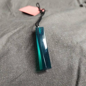 Curved Blue Pendant | Epoxidharzanhänger handgefertigt image 2