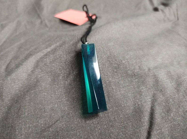 Curved Blue Pendant | Epoxidharzanhänger handgefertigt image 2