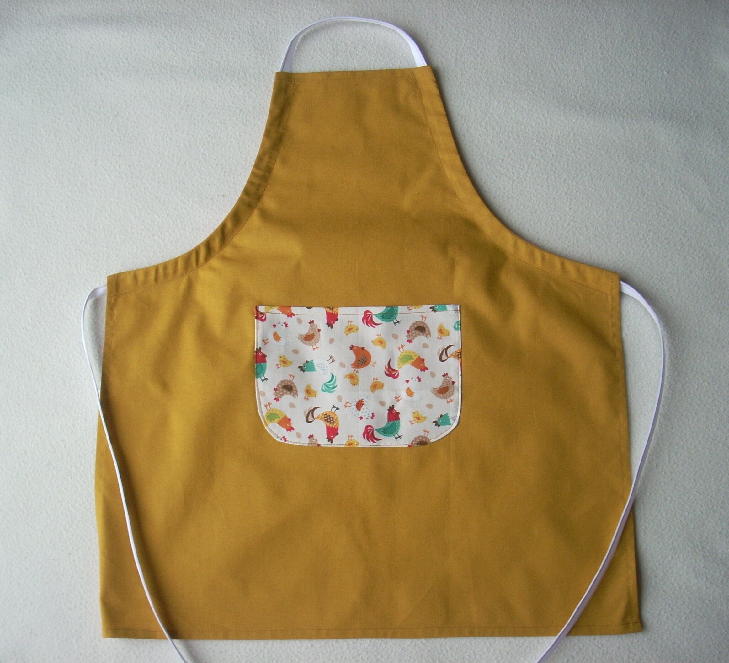 Tablier Enfant en Coton Jaune Moutarde, Poche avec Coqs, Poules et Poussins.