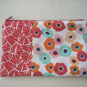 Astuccio in cotone con motivi floreali multicolori.